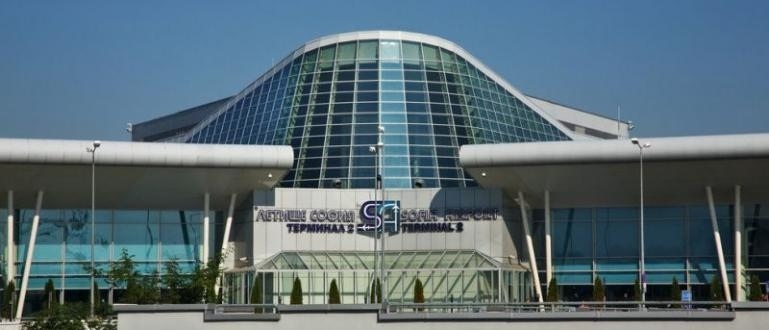 Близо 60% е сривът на пътниците на летище София